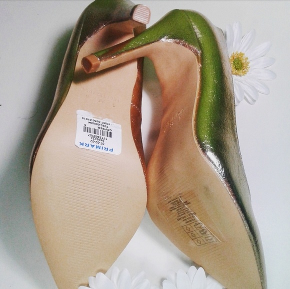 Mettalic Gold Heel Size 8 ⬇️$40 - Picture 8 of 8